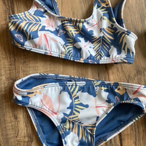Two Roxy bikinis - Picture 3 of 3